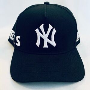 Mitchell and Ness MLB TOPPS NEW YORK YANKEES SnapBack Hat